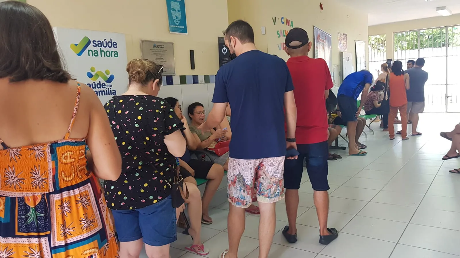Alguns pacientes esperaram por 2h para receber vacinação