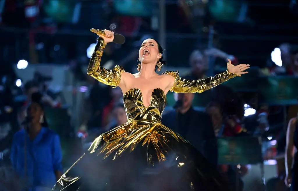 Imagem da notícia: Katy Perry dedica música ao rei e empolga multidão com 'Roar' em conserto de coroação de Charles III