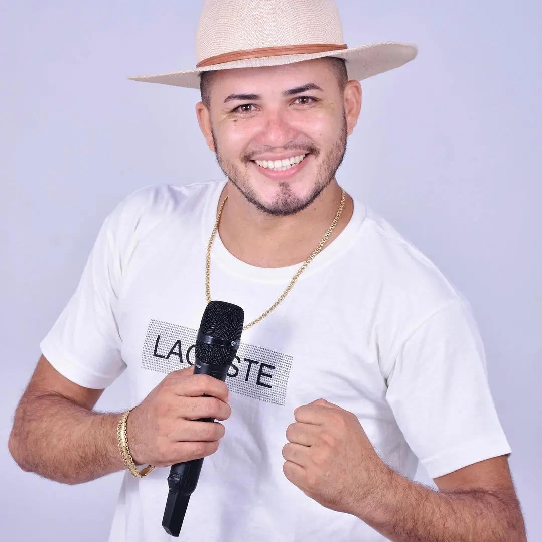 Imagem da notícia: Cantor de forró Falcão Vaqueiro tem perna amputada após grave acidente de moto
