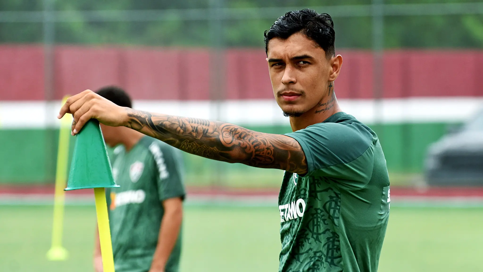 Imagem da notícia: Fluminense afasta zagueiro Vitor Mendes após jogador ser citado em esquema de manipulação