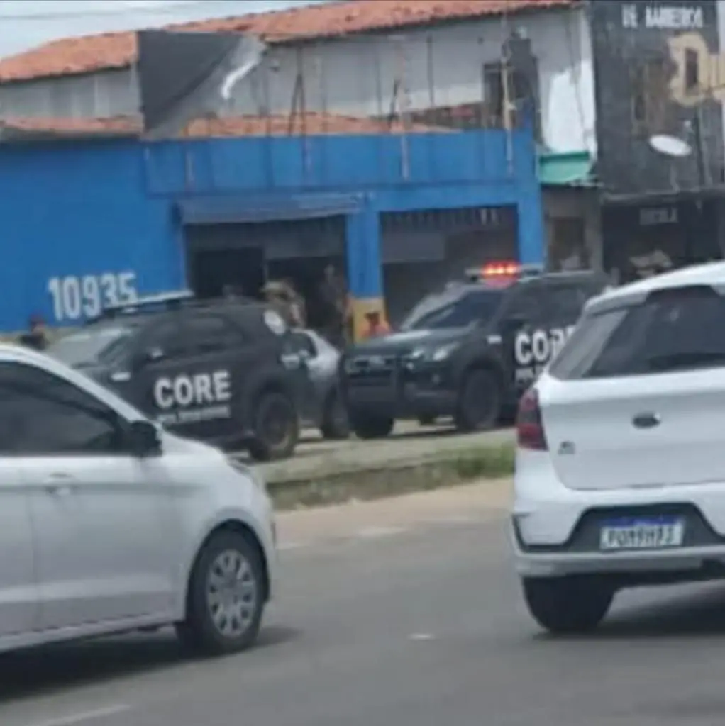 Imagem da notícia: Policiais são presos em flagrante tentando tomar BMW de empresário em Fortaleza