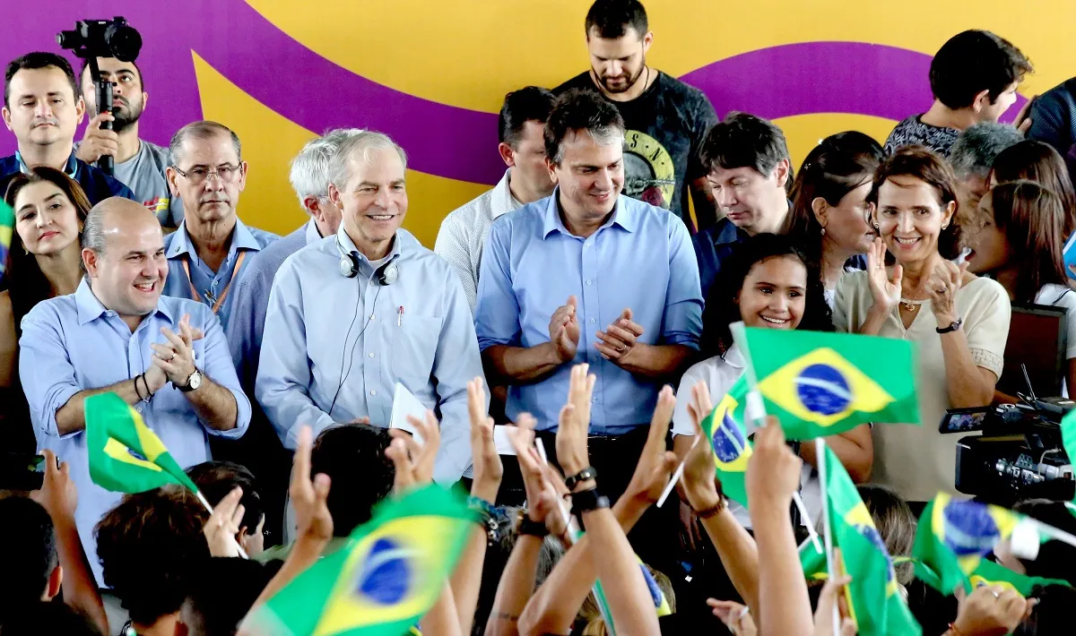 Camilo Santana e Roberto Cláudio em reinauguração da Escola Johnson