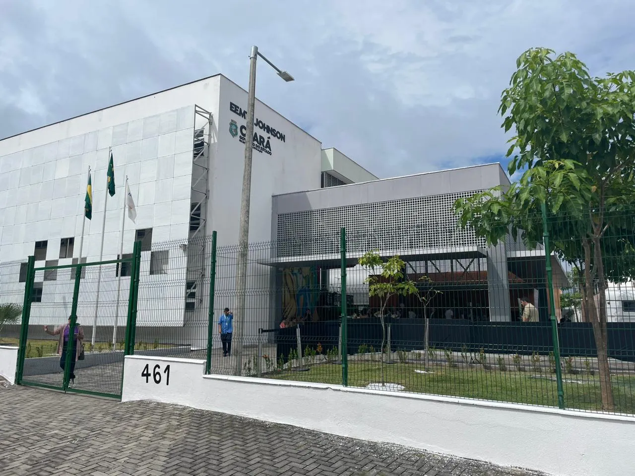 Localizada no bairro Luciano Cavalcante em Fortaleza, a escola passou por uma grande reforma concluída em 2018. Na época, os governos estadual e federal investiram cerca de R$ 7,1 milhões