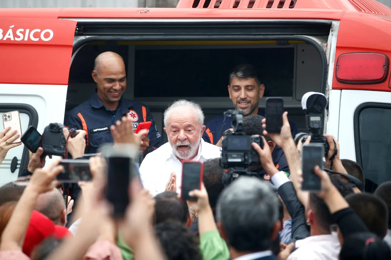 Lula chegou a subir em ambulância na frente da Escola Johnson