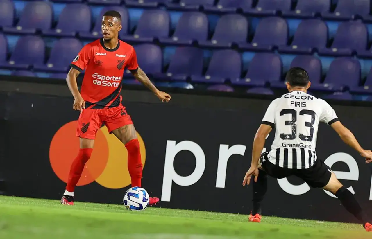 Imagem da notícia: Athletico/PR demite Bryan García e Pedrinho após envolvimento com manipulação de jogos