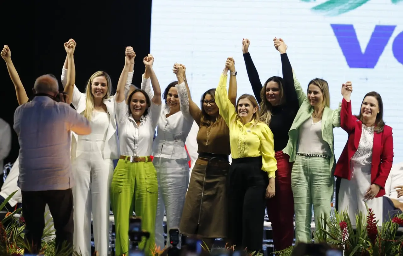 Imagem da notícia: Janja cobra destaque a mulheres em evento de educação no Crato e Lula fotografa momento