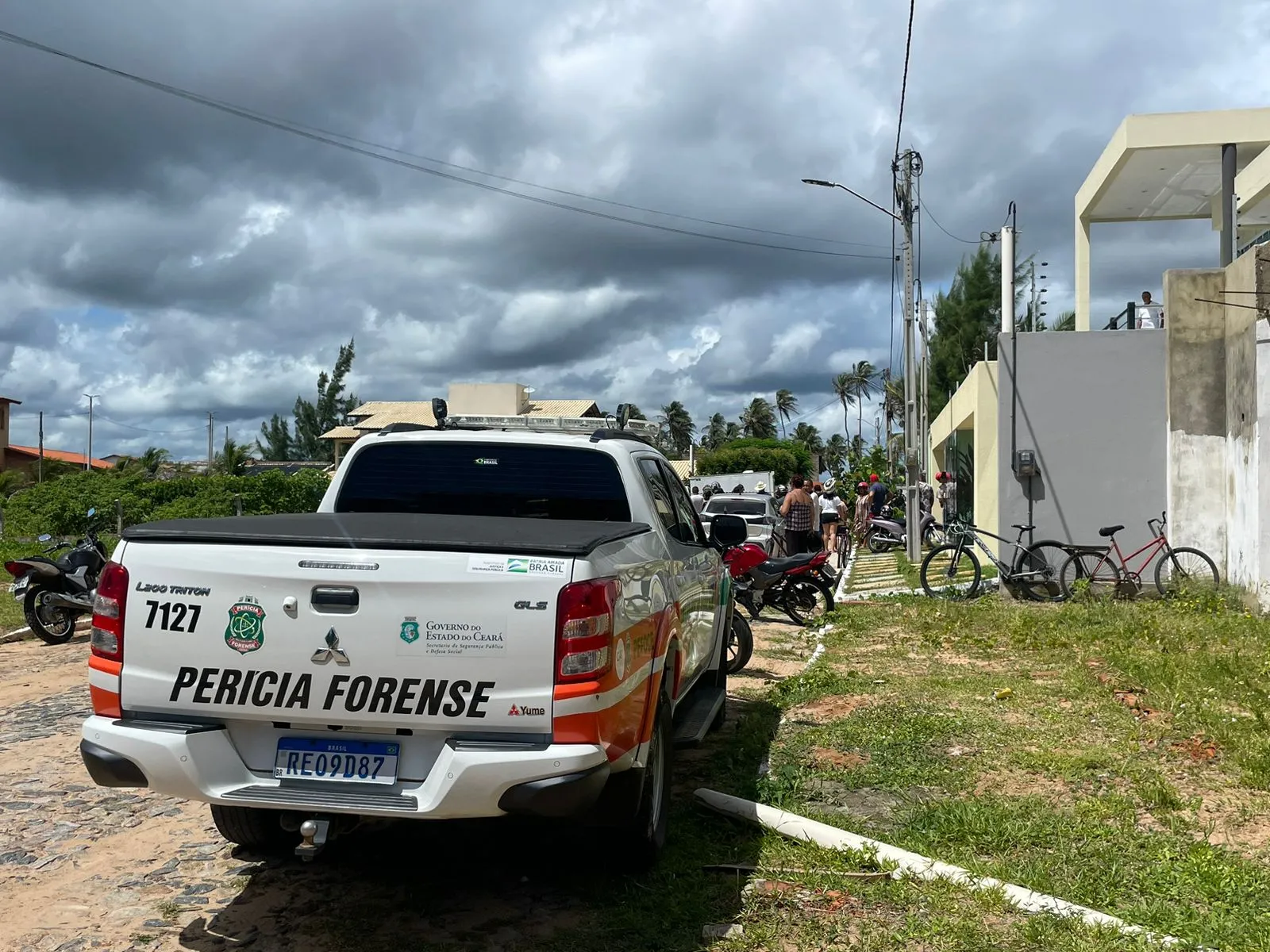 Por volta das 11h a Pefoce recolhia os corpos no local do crime