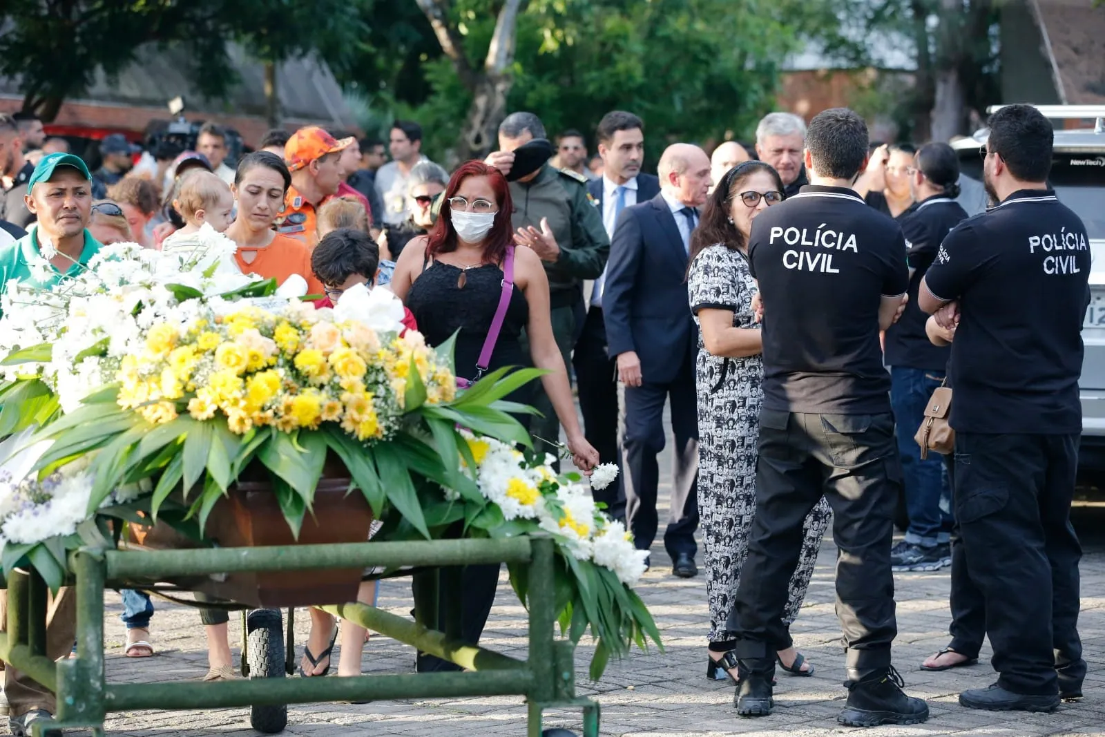 Familiares se despedem de Francisco dos Santos Pereira, o 'Chicão'