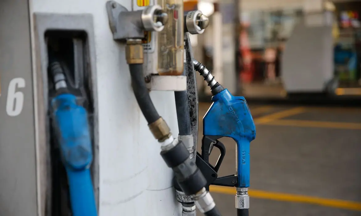 Imagem da notícia: Petrobras anuncia redução no valor da gasolina e do diesel