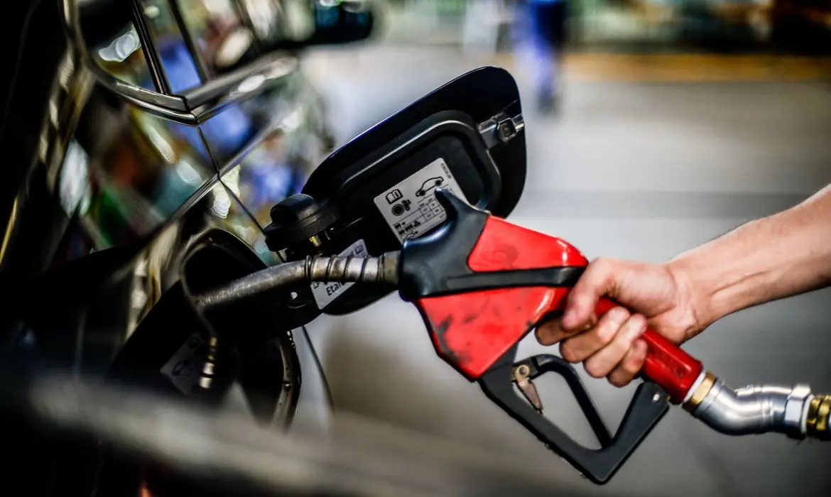 Imagem da notícia: Diesel e gasolina passam a ter o menor valor desde agosto de 2021