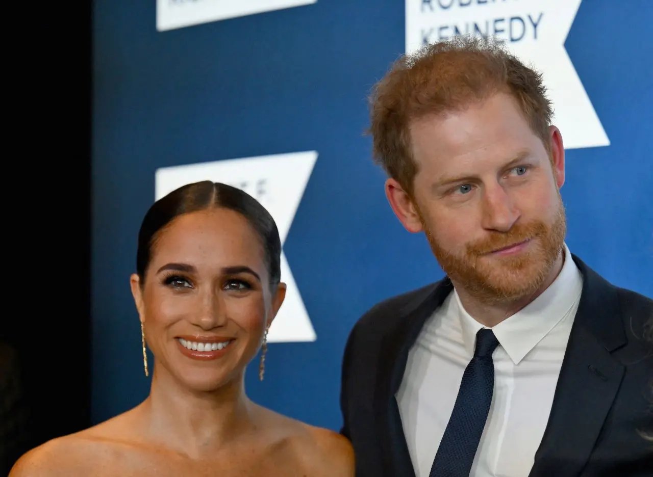 Imagem da notícia: Harry e Meghan sofrem perseguição de carros de paparazzi que termina com ‘múltiplas colisões’