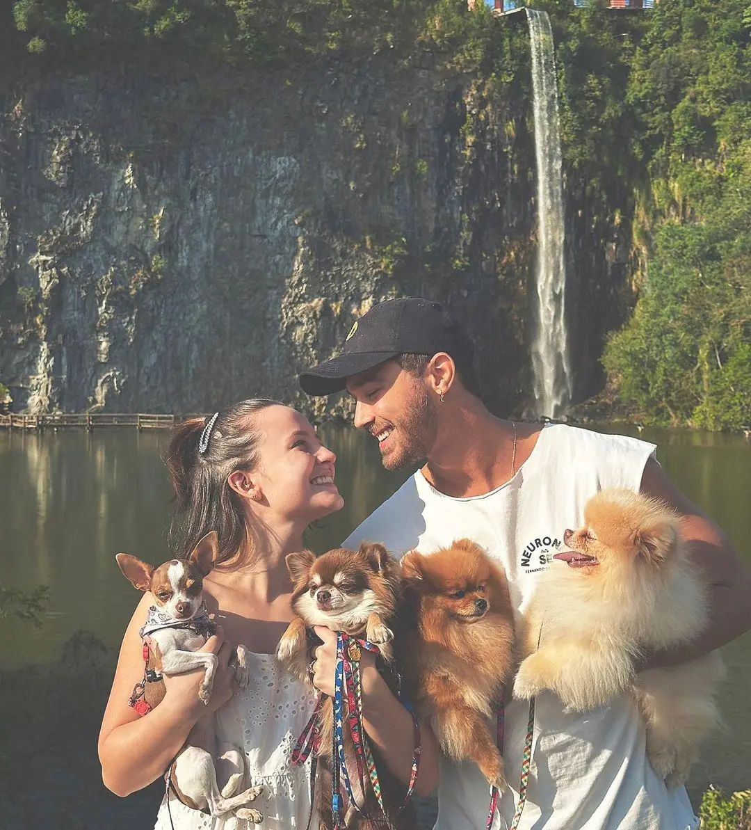 Imagem da notícia: Larissa Manoela se declara para noivo diante de polêmicas com a mãe: 'se soubessem ao menos 1%'