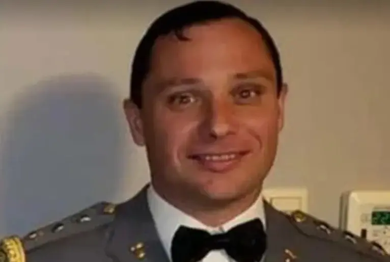 Imagem da notícia: Mauro Cid fica em silêncio em depoimento à PF sobre inserção de dados falsos em cartões de vacina