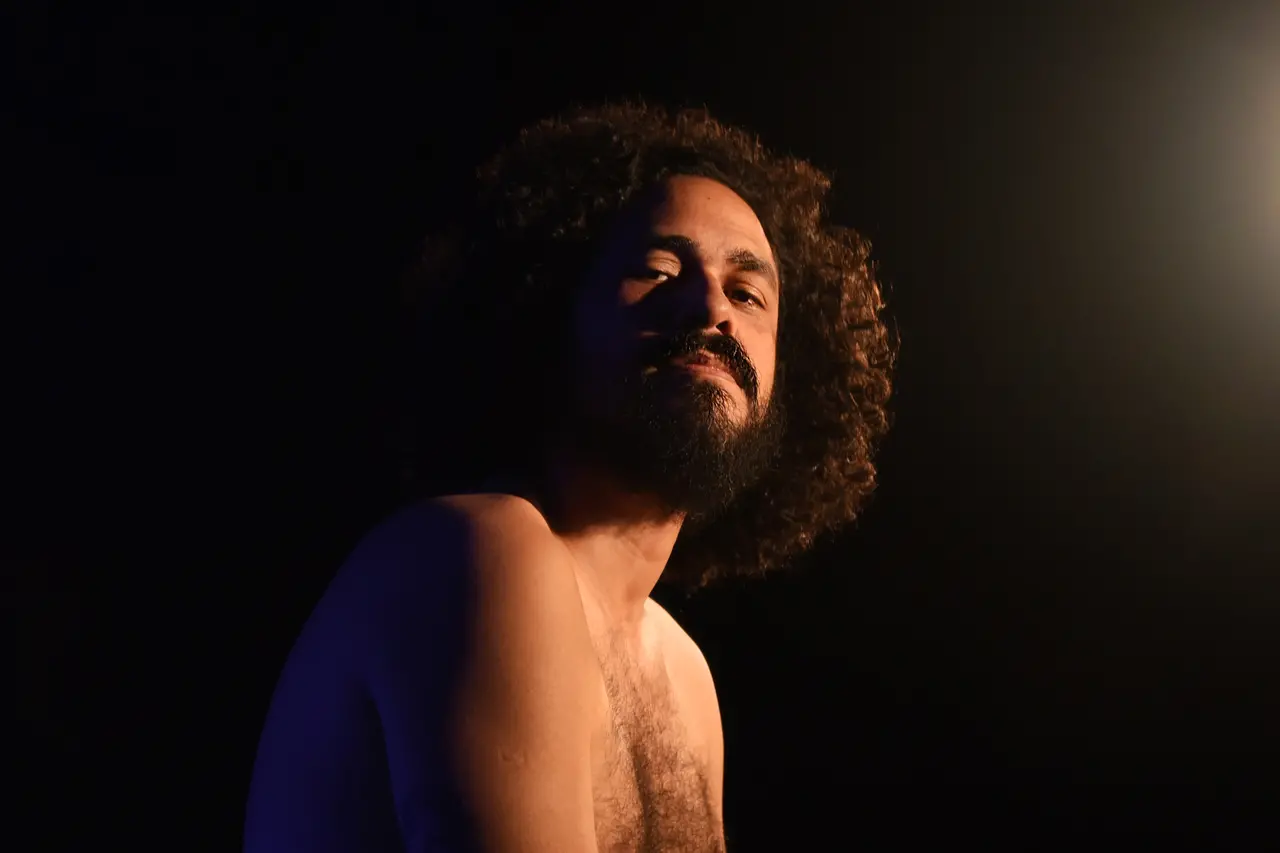 Imagem da notícia: Cantor cearense Zéis lança disco “Sinal de Fumaça” em show e nas plataformas digitais
