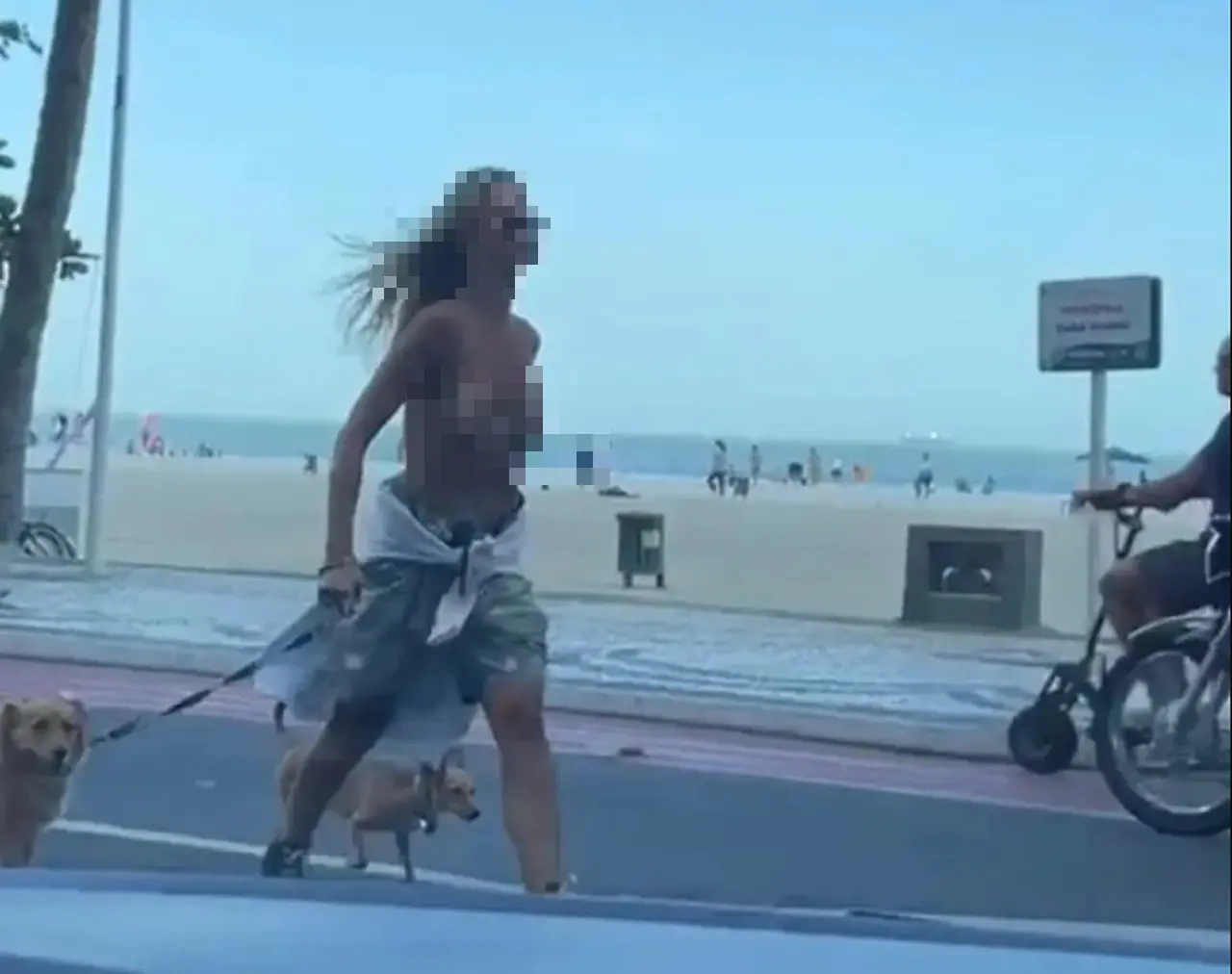 Imagem da notícia: Mulher é detida por fazer topless na orla de Balneário Camboriú, em Santa Catarina