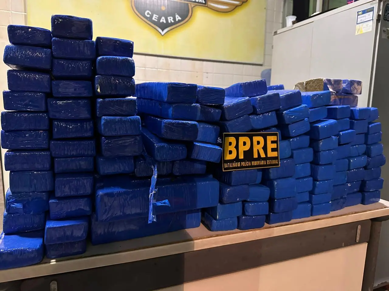 Imagem da notícia: Casal tenta fugir com 147 quilos de maconha em carro e é preso em Aracati 