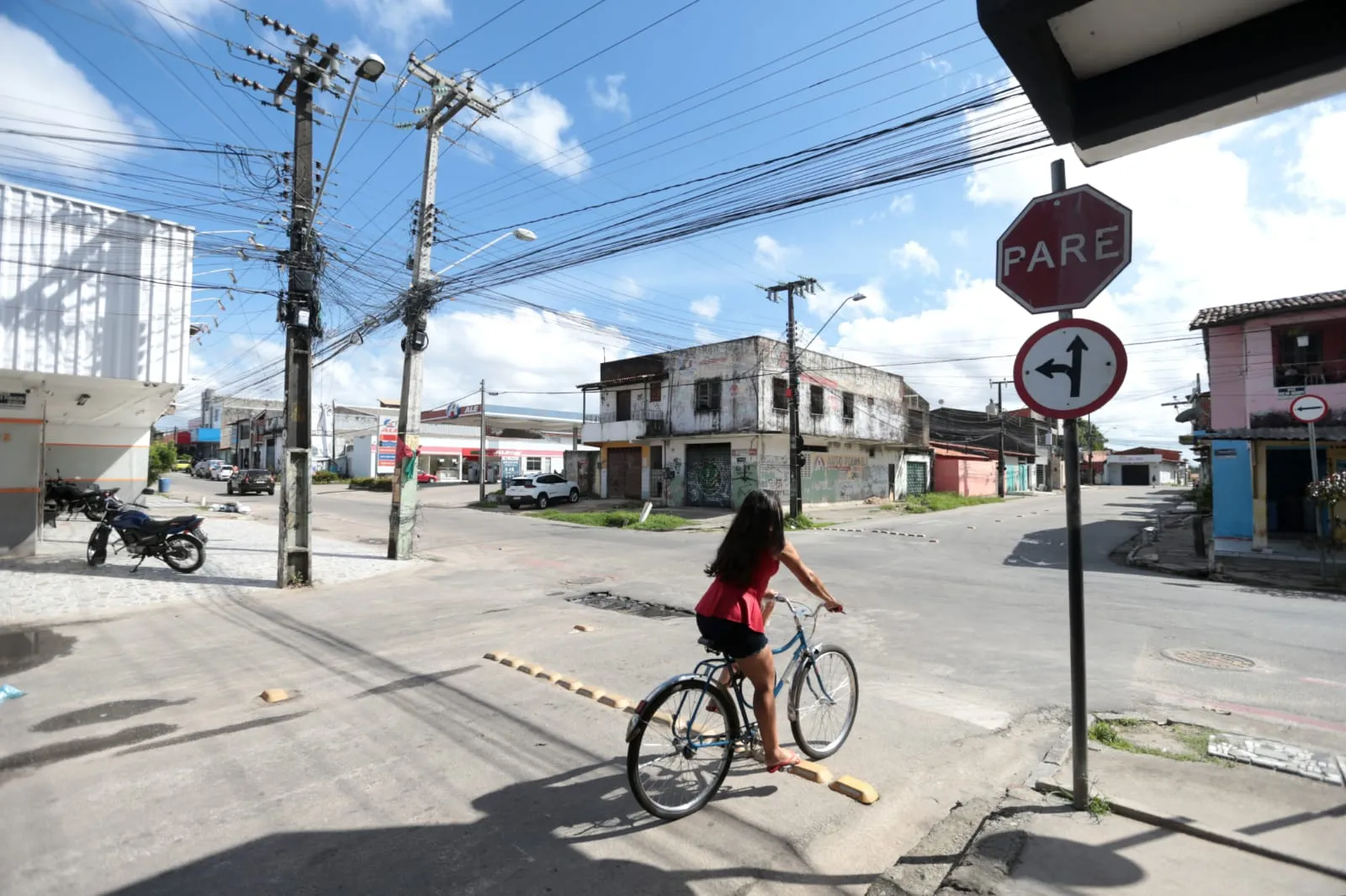 Ruas do bairro Bom Jardim, na periferia de Fortaleza; especialistas reforçam pedido de quebrar preconceitos com a região