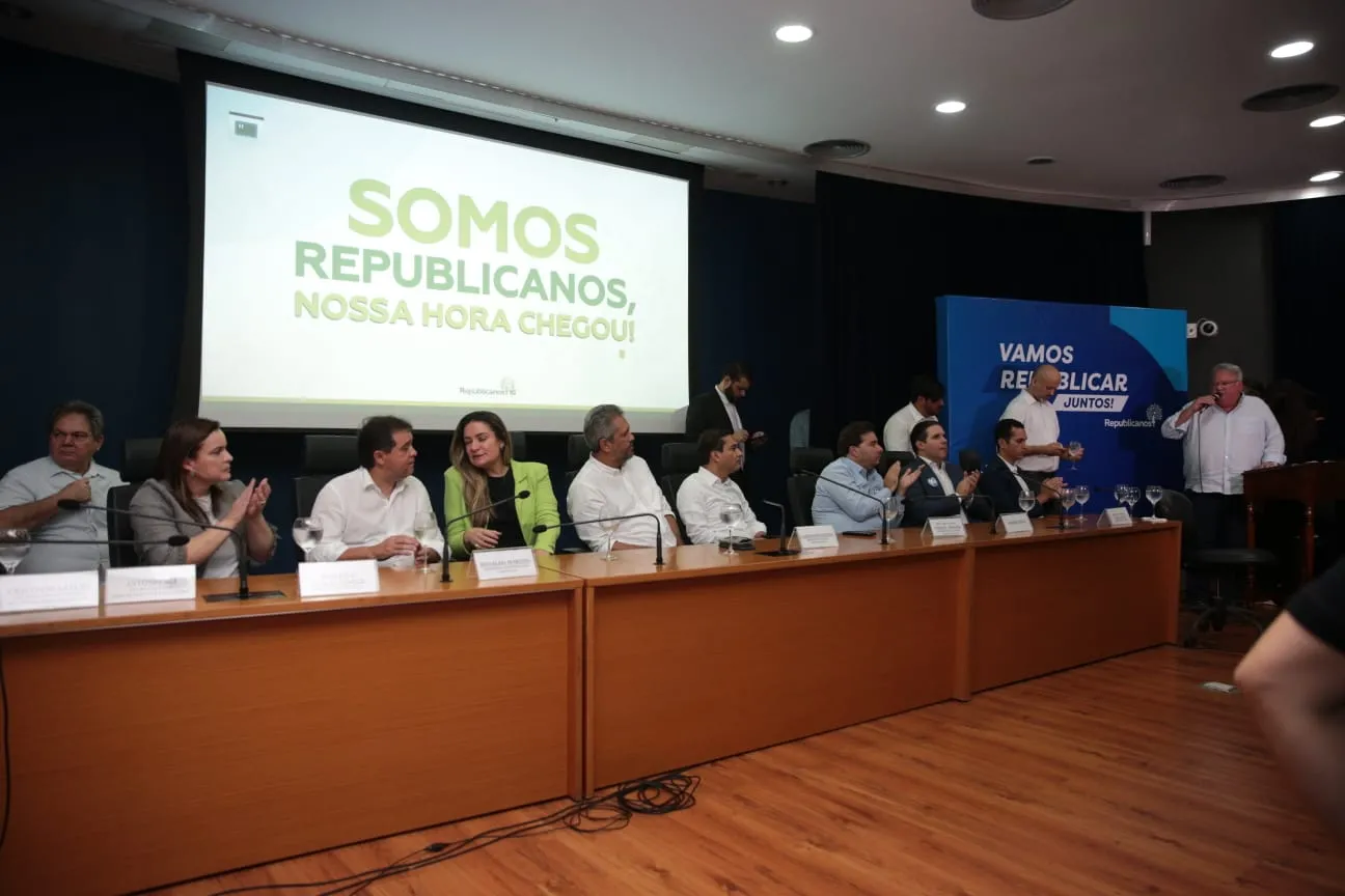 Algumas das lideranças partidárias e políticas que acompanharam o evento