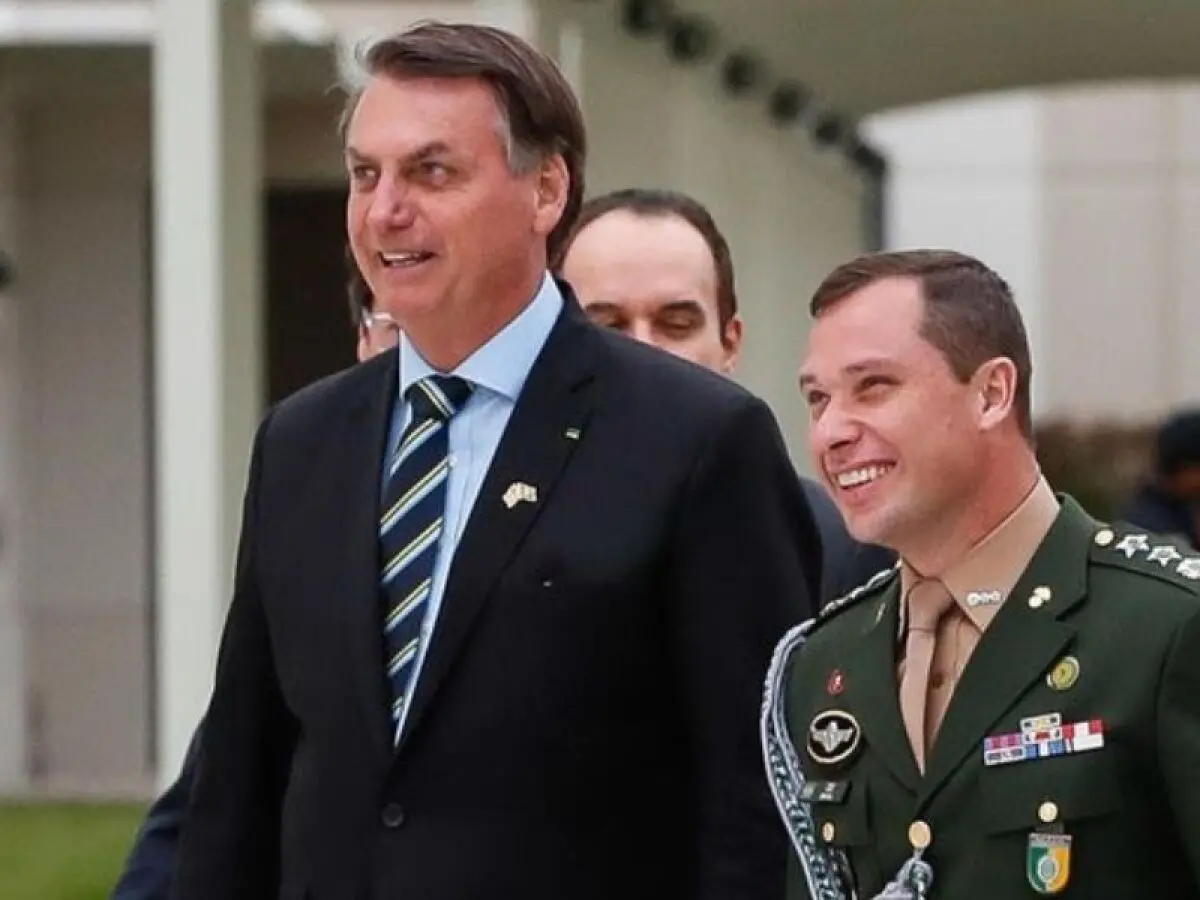 Imagem da notícia: Mauro Cid deve confessar que vendeu joias a mando de Bolsonaro, diz advogado