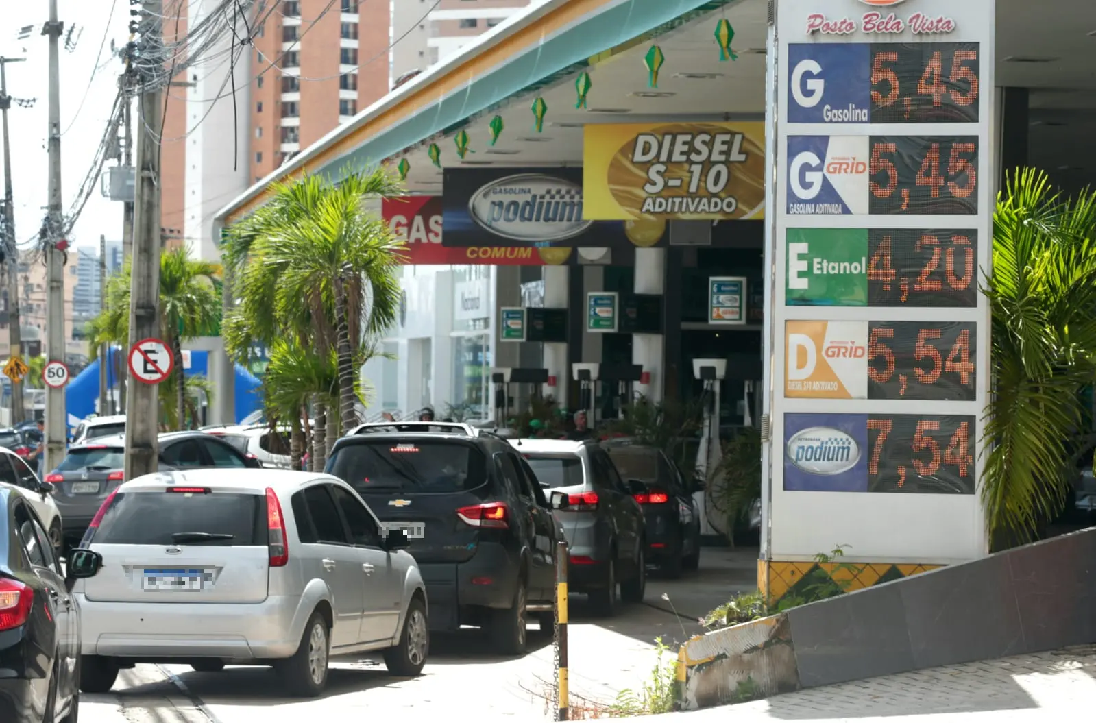 Imagem da notícia: Gasolina é encontrada de R$ 5,45 em postos de Fortaleza após anúncio de redução da Petrobras