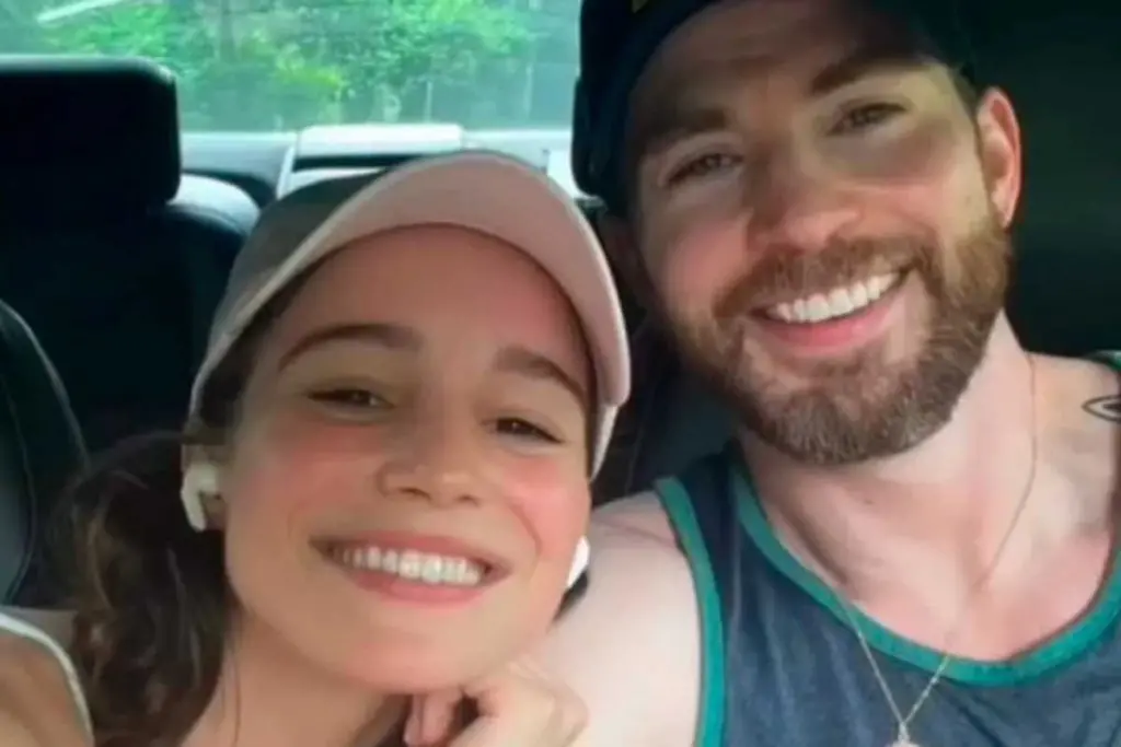 Imagem da notícia: Chris Evans, astro de 'Capitão América', está noivo da atriz luso-brasileira Alba Baptista, diz site