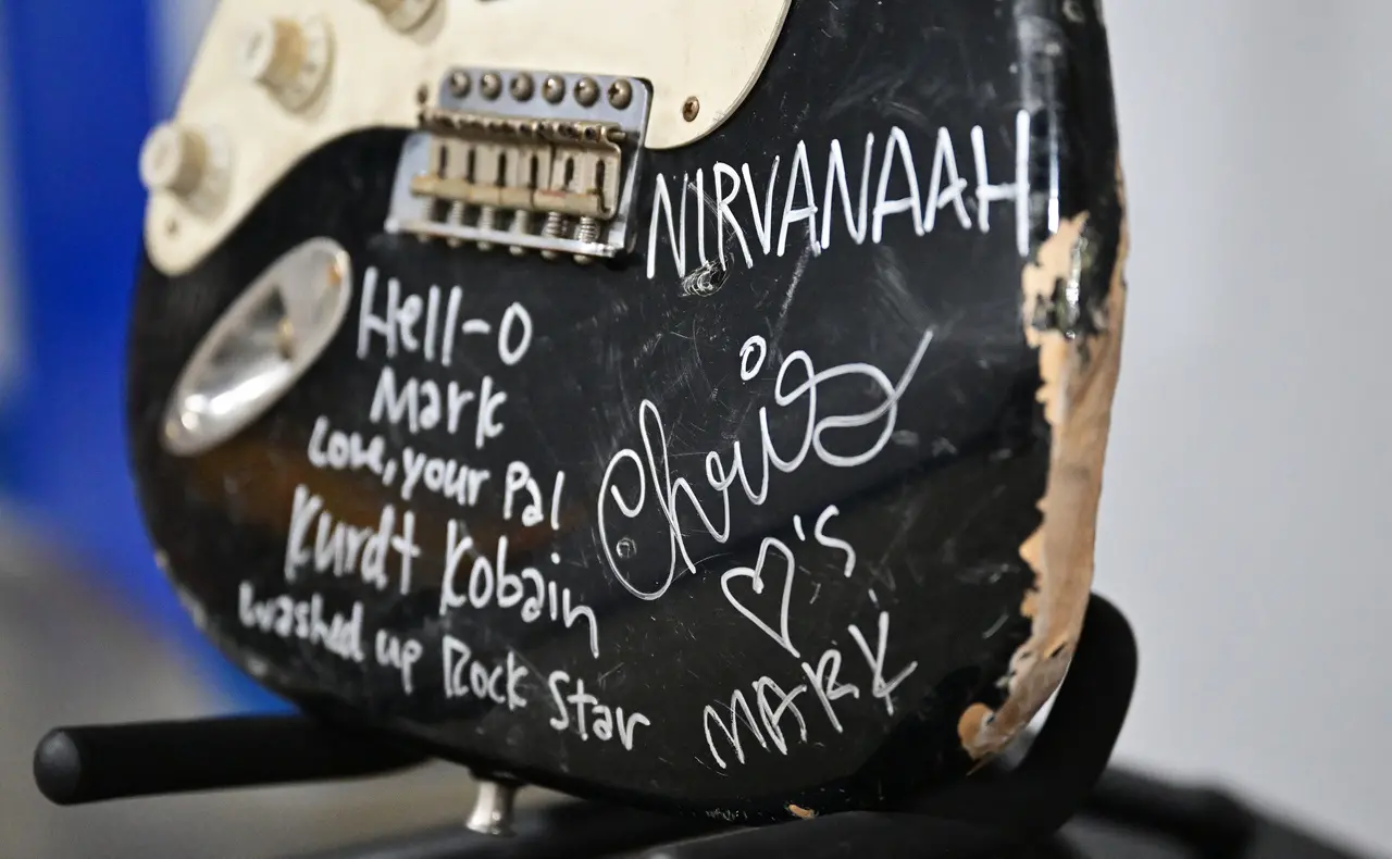Imagem da notícia: Guitarra quebrada por Kurt Cobain no palco é leiloada por R$ 3 milhões