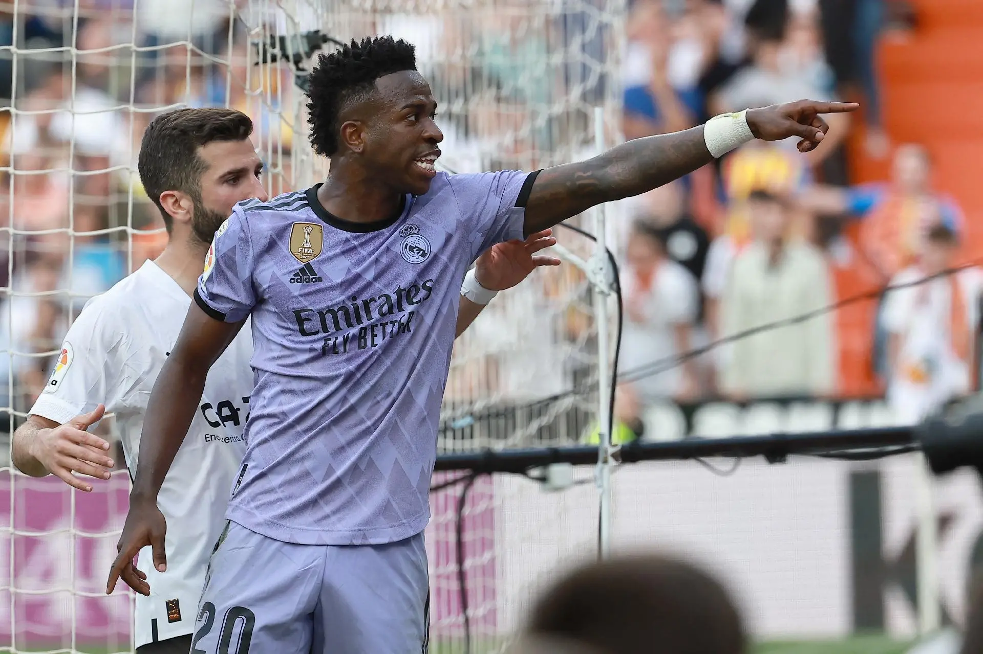 Imagem da notícia: Real Madrid denuncia racismo contra Vini Júnior para a Procuradoria-Geral da Espanha