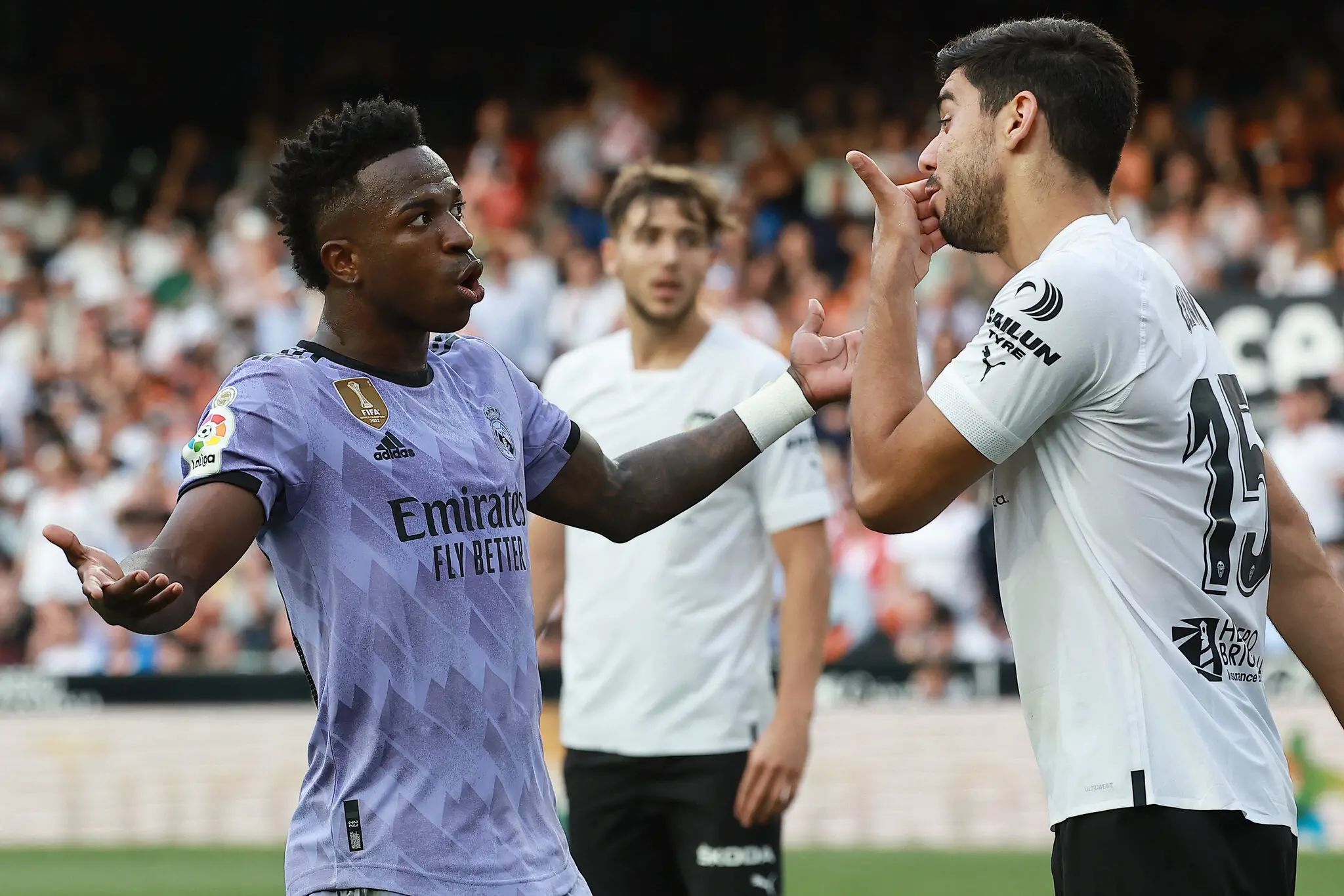 Imagem da notícia: O que aconteceu com Vini Jr? Entenda caso de racismo contra jogador brasileiro