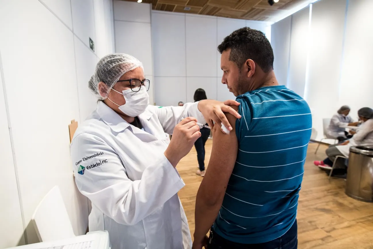 Aplicação da vacina bivalente também acontece no fim de semana