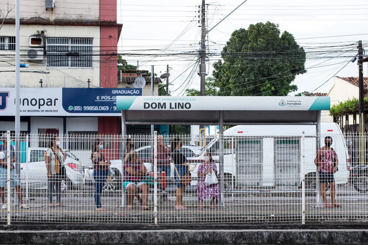 A construção de bolsões de estacionamento em zonas próximas a eixos de transporte público seria possibilidade capaz de incentivar o uso do coletivo em detrimento do automóvel