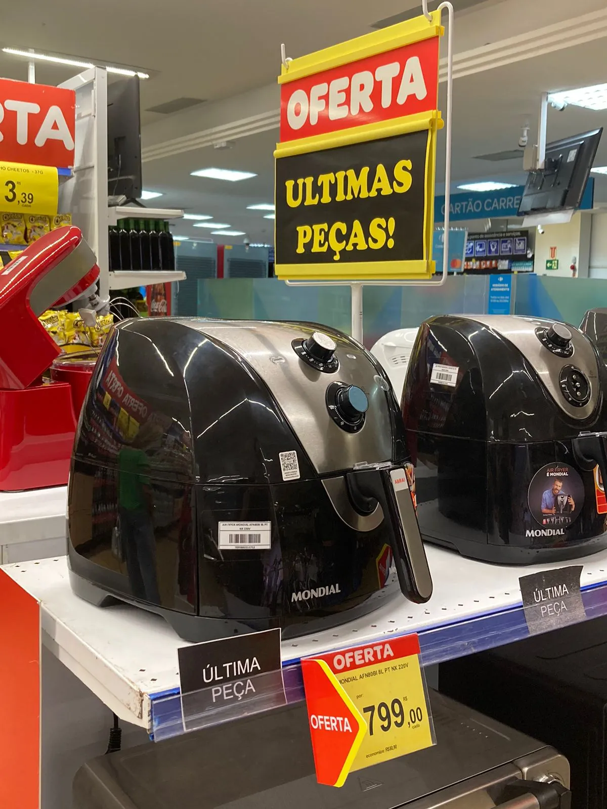 Avisos de últimas peças são vistos próximos à entrada do estabelecimento