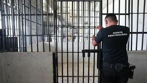 Imagem da notícia: Policial penal é suspeito de acumular cargo público com função de enfermeiro no Interior do Ceará