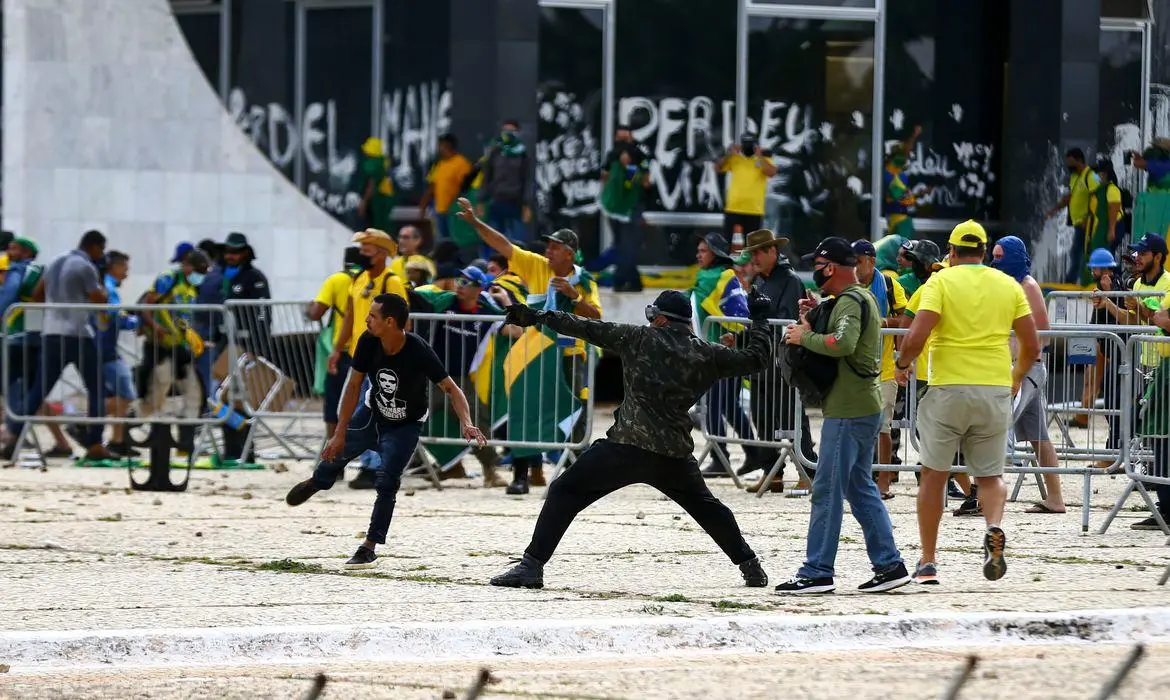 Imagem da notícia: Alexandre de Moraes vota pela condenação de mais seis réus pelos atos do 8 de janeiro