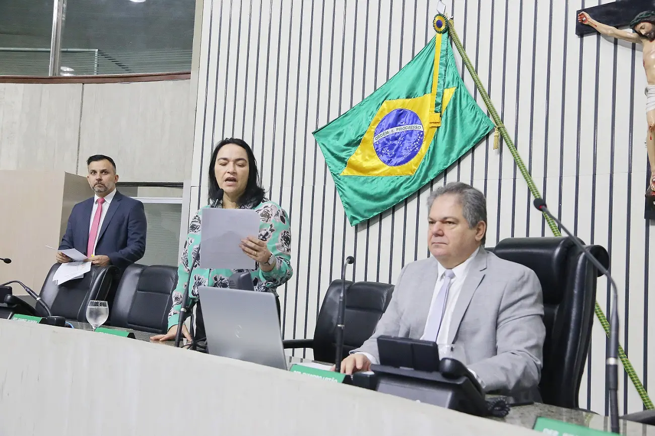 Imagem da notícia: Deputados aprovam reajuste de 5,8% para servidores do MPCE, do TCE e da Assembleia