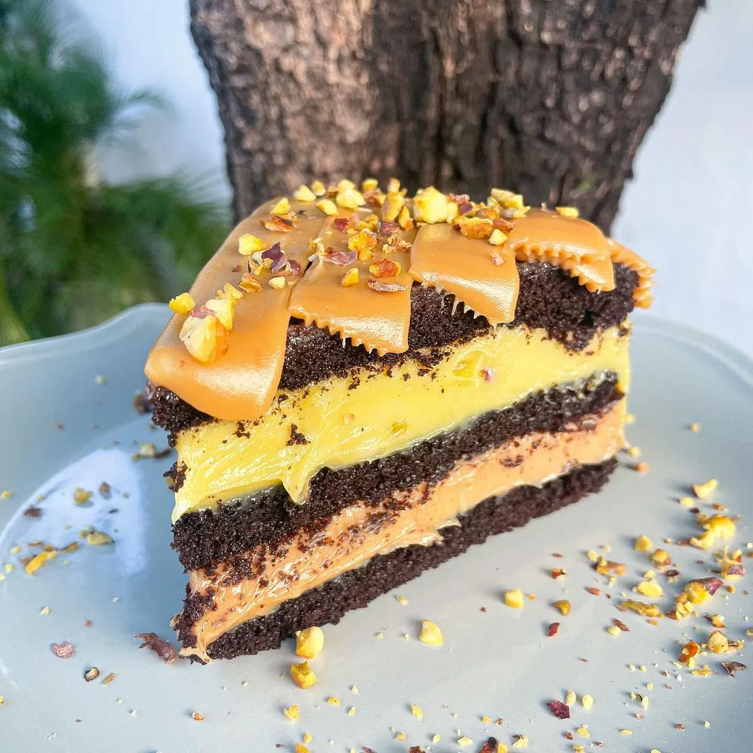 Fatia de doce de leite com pistache