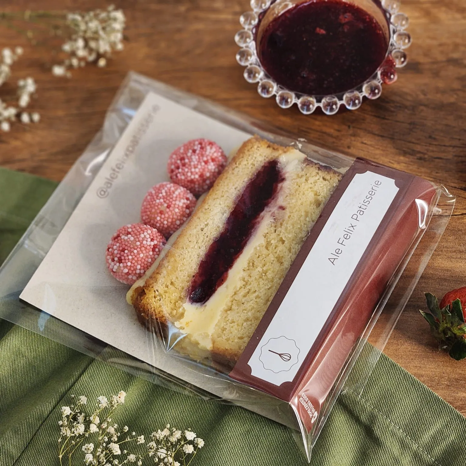 Fatia de Pink Lemonade, recheada com limão siciliano e geleia de frutas vermelhas.