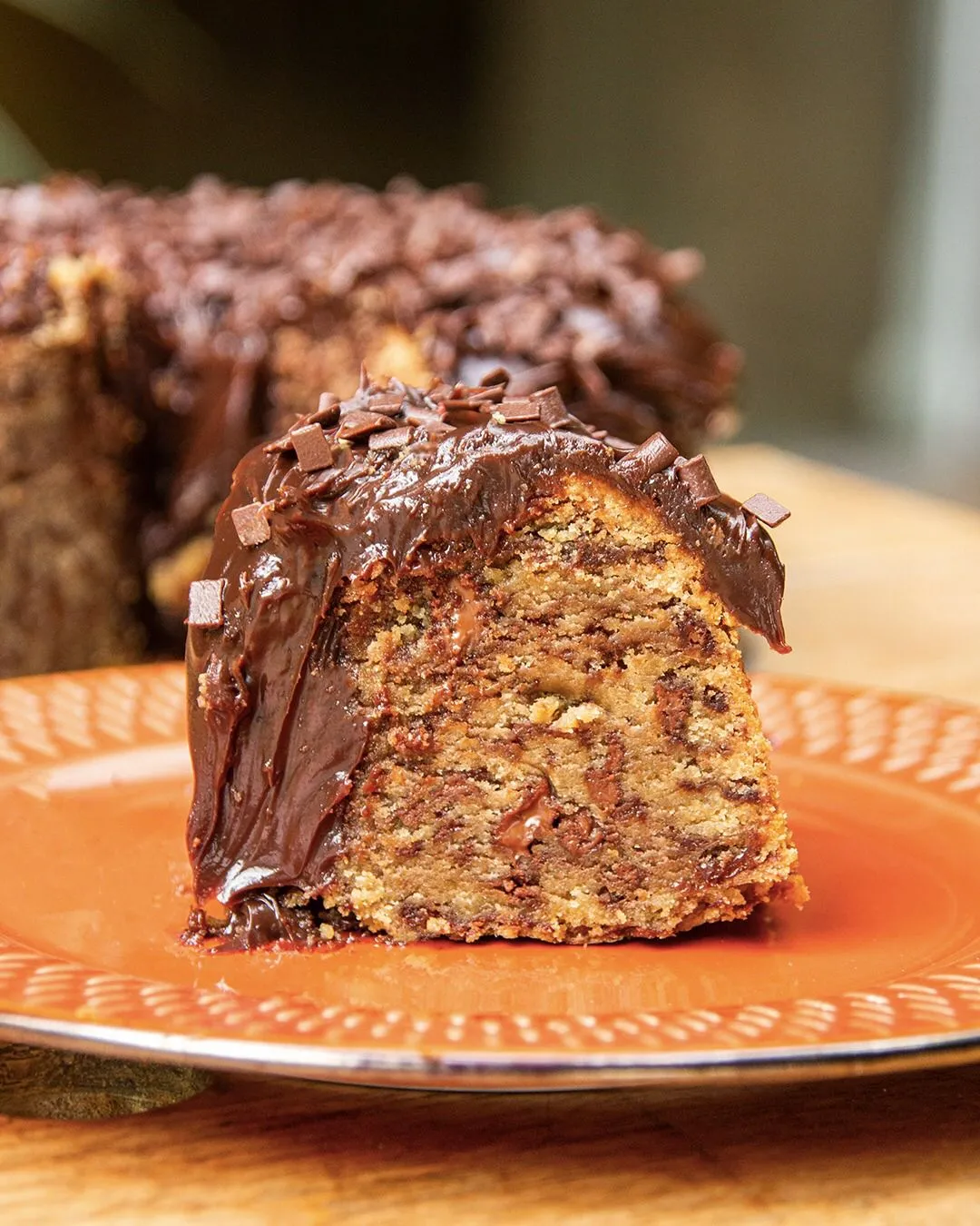 Fatia Bolo Vulcão de Cookie com massa de cookie tradicional e muito recheio de brigadeiro