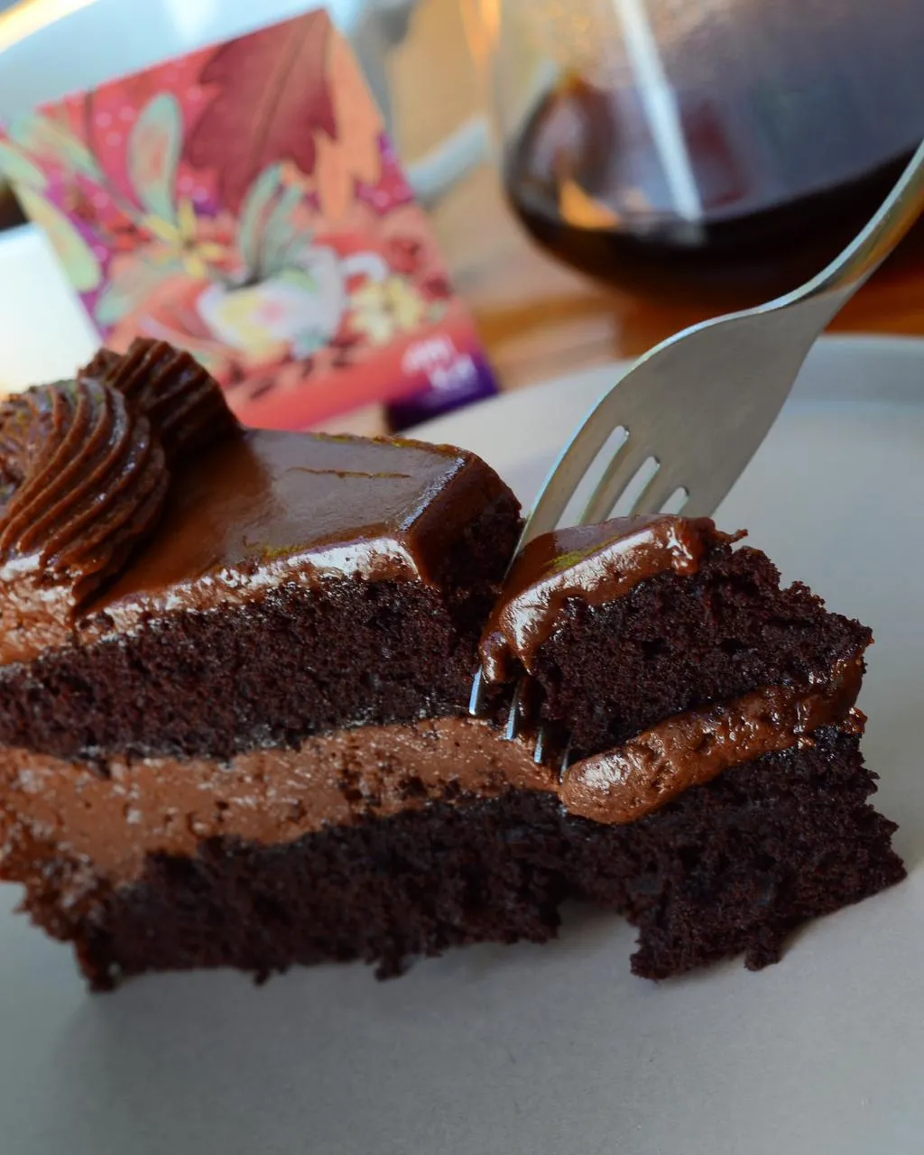 Fatia Devil’s Food Cake é feita com cacau e café e ganache de chocolate meio amargo