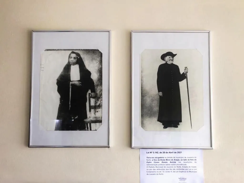 Existe uma lei municipal que obriga que quadro com o rosto da Beata Maria de Araújo seja colocado ao lado do de Padre Cícero em repartições públicas.
