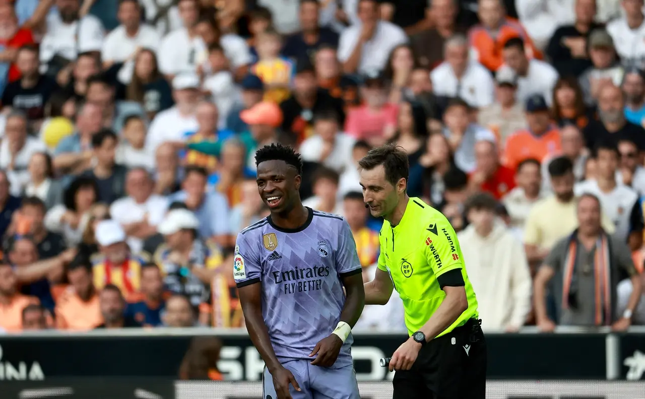 Imagem da notícia: Federação Espanhola anula expulsão de Vini Jr. e manda fechar setor de estádio do Valencia