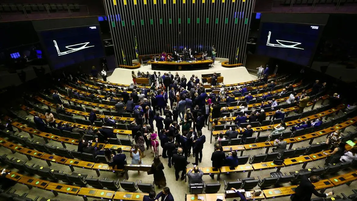 Imagem da notícia: Câmara aprova arcabouço fiscal. Opep reduzirá produção de petróleo