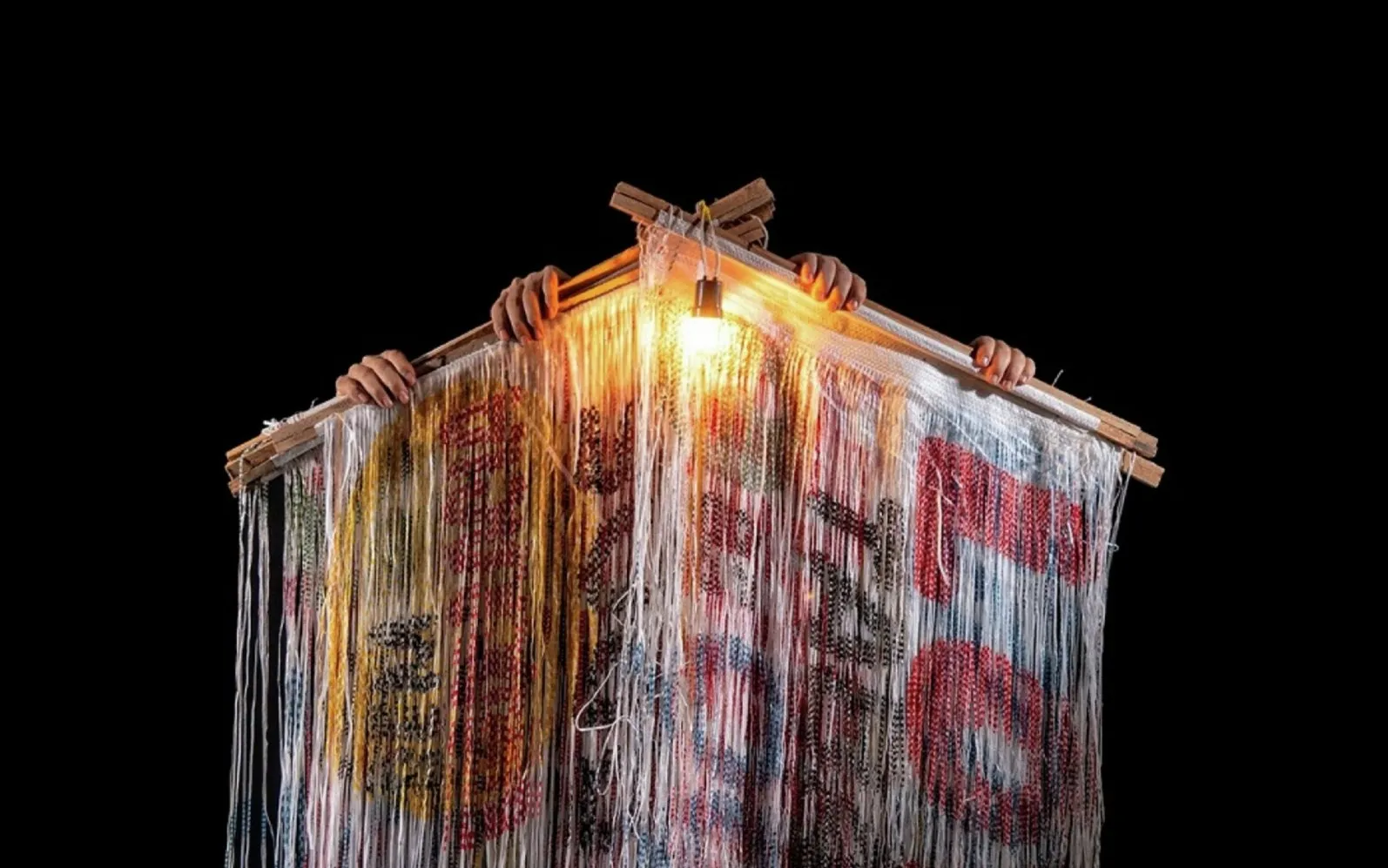 Estão em exibição mais de 30 obras, em diversas linguagens, como pintura, escultura, fotografia, vídeo, instalação, colagem e intervenção urbana
