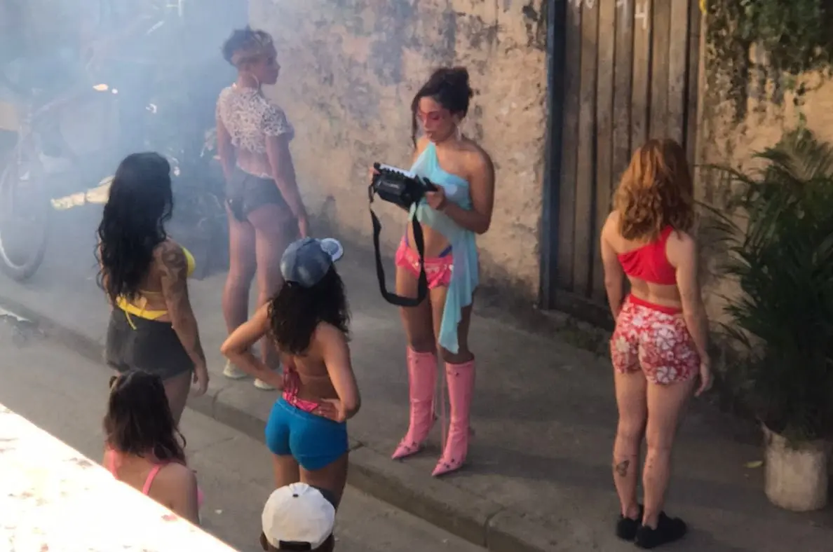 Imagem da notícia: Anitta grava clipe na comunidade Vila Cascatinha no Rio de Janeiro