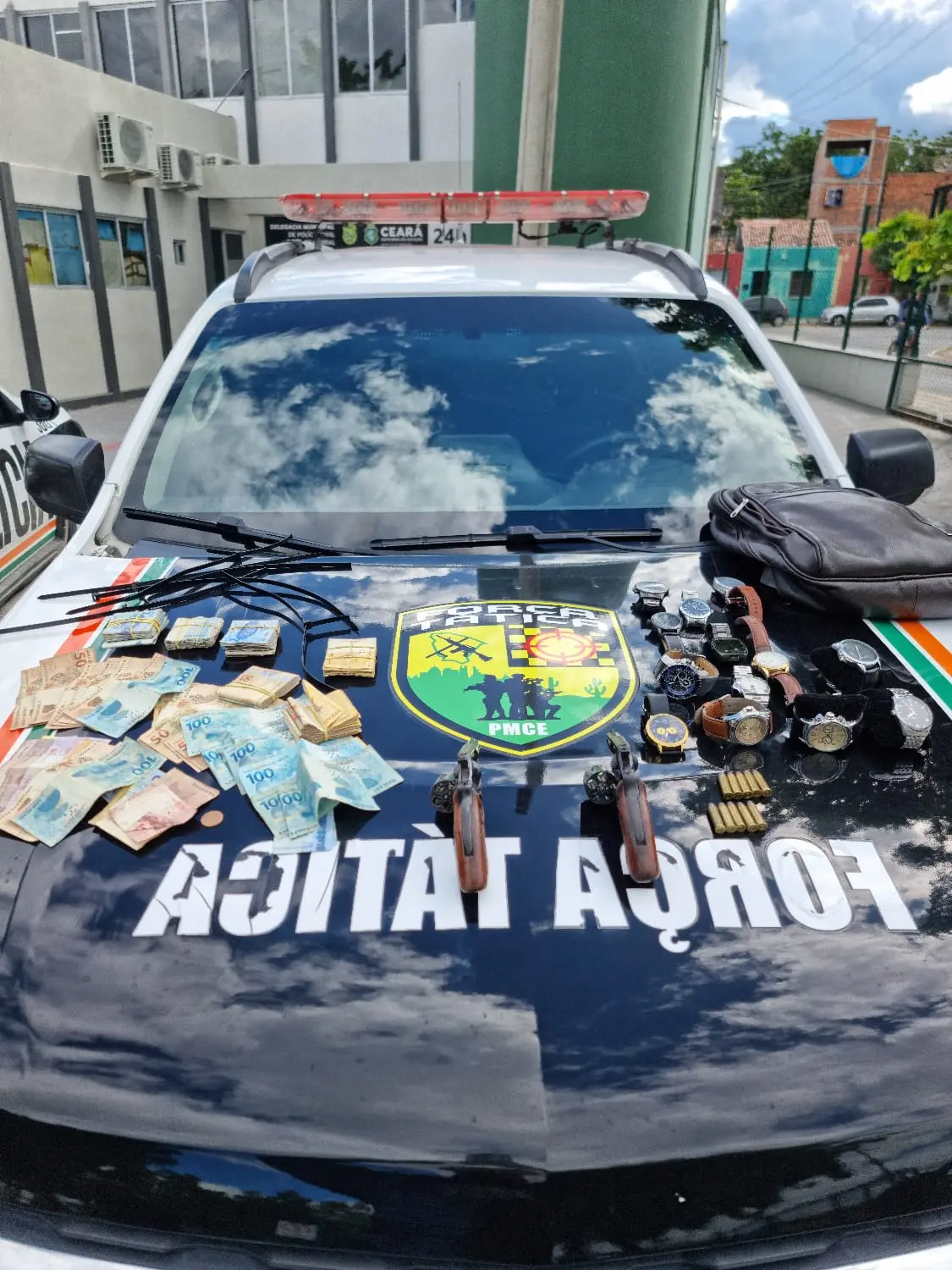 Imagem da notícia: Dupla é presa ao fazer pessoas reféns para roubar casa em Sobral 