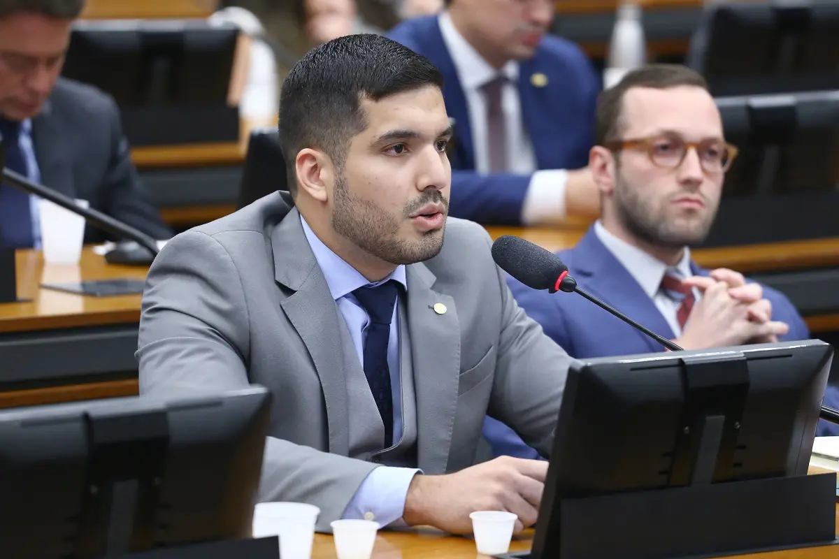 Imagem da notícia: André Fernandes e a contradição do investigado que investiga
