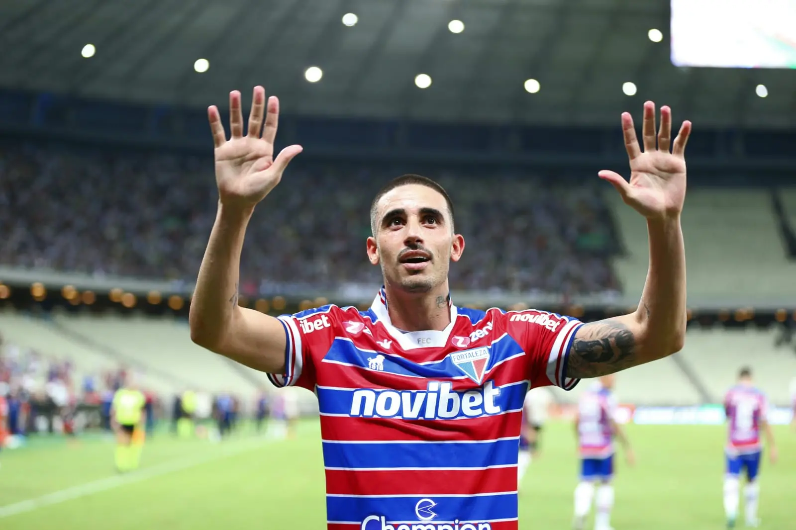 Galhardo comemorando gol marcado