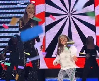 Imagem da notícia: Filha de Ivete Sangalo rouba a cena com dança durante show em Portugal