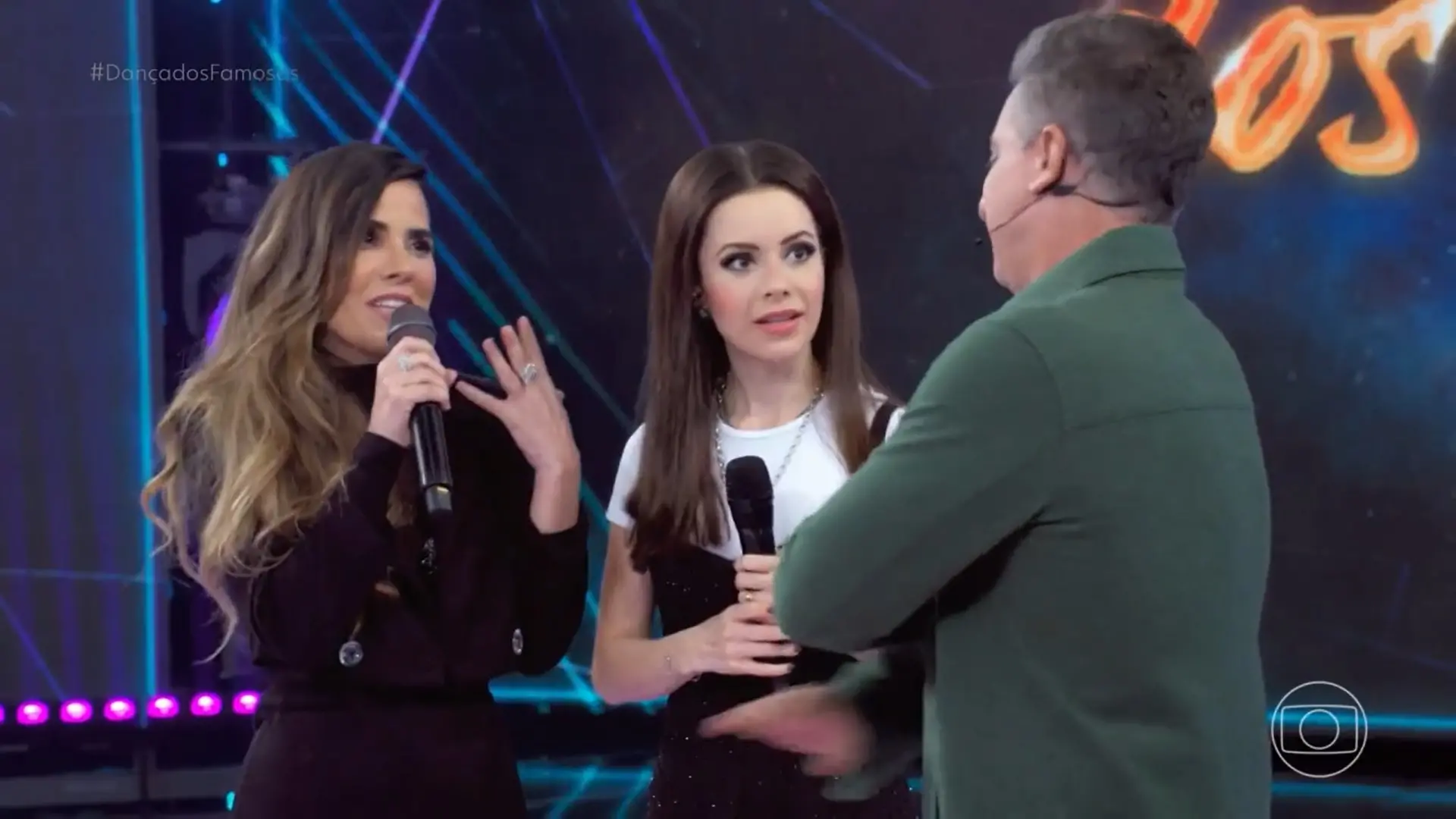 Imagem da notícia: Sandy e Wanessa participam do Domingão e cantam juntas em apresentação histórica no palco. 