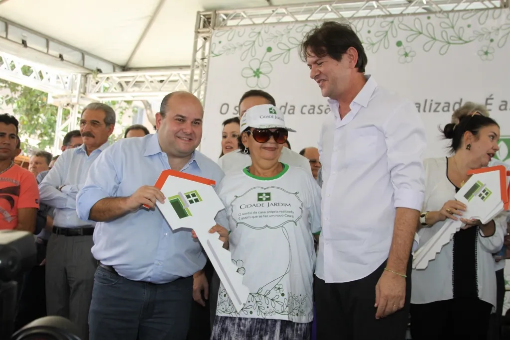 O ex-prefeito Roberto Cláudio e o ex-governador Cid Gomes, em fevereiro de 2014, na entrega da primeira etapa do Conjunto Residencial Cidade Jardim