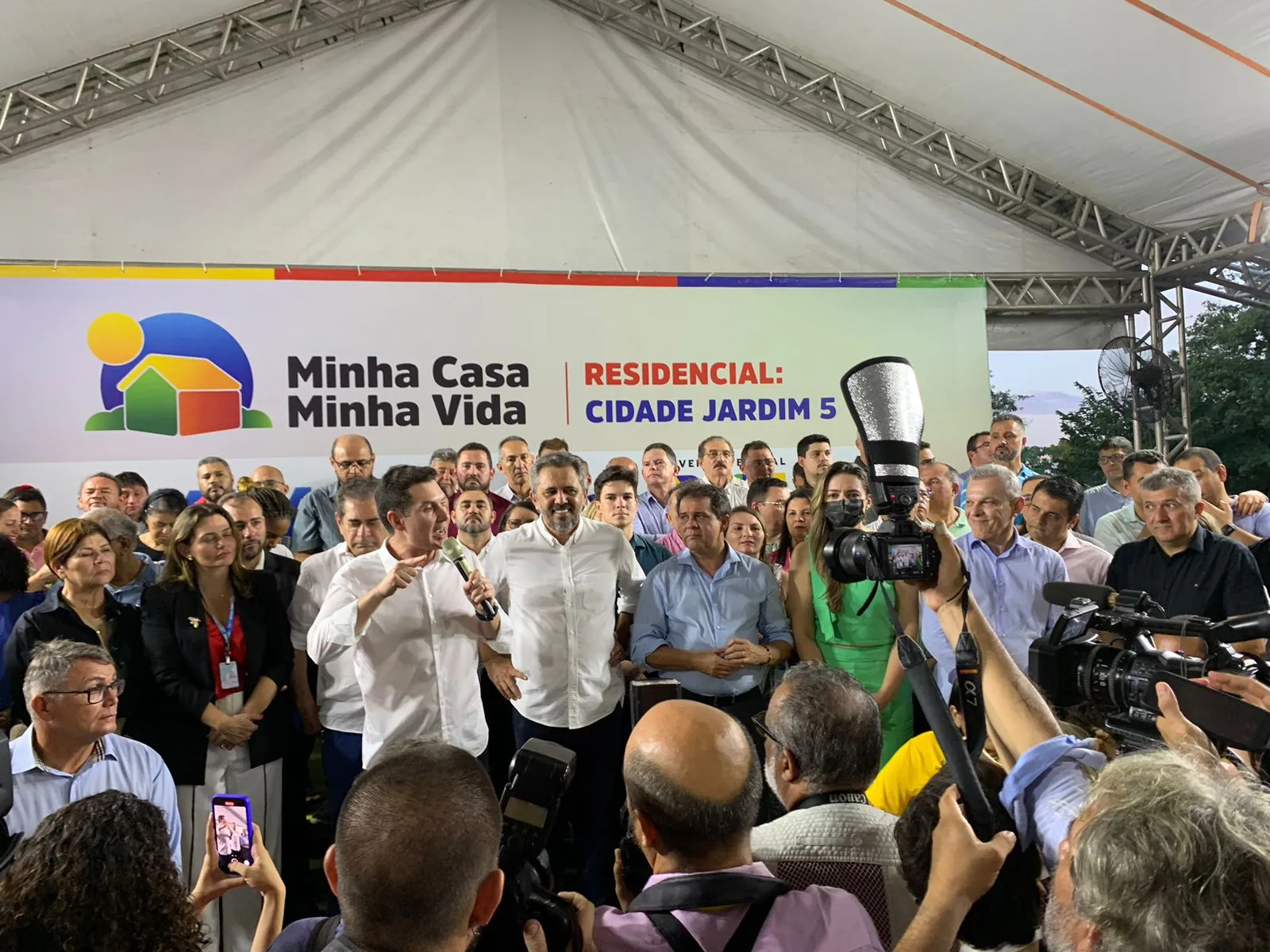 O palanque ficou dividido entre grupos aliados do governador e do prefeito José Sarto